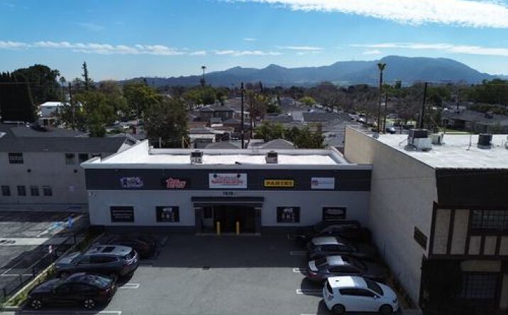 Pictures of Retail property located at 1610 W Burbank Blvd, Burbank, CA 91506 for lease - image #1