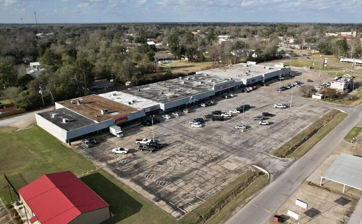 Pictures of Retail property located at 264 Tunica Dr E, Marksville, LA 71351 for lease - image #1
