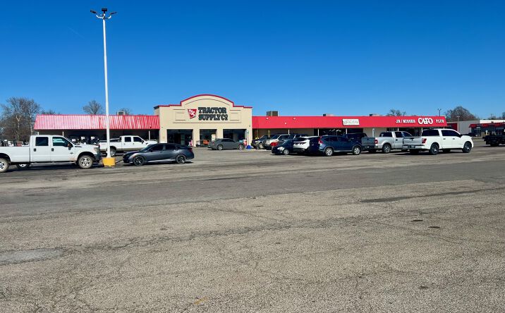 Pictures of Retail property located at 3010 N 14th St, Ponca City, OK 74601 for lease - image #1