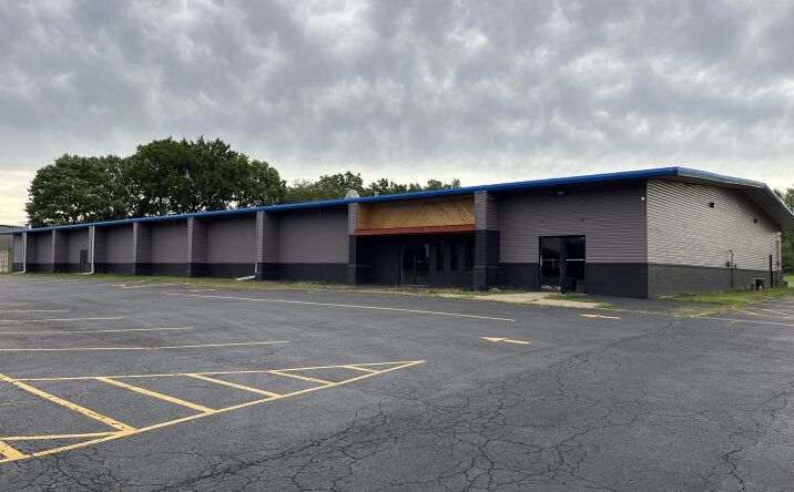Pictures of Industrial property located at 2075 Edgewater Dr, Pekin, IL 61554 for lease - image #1