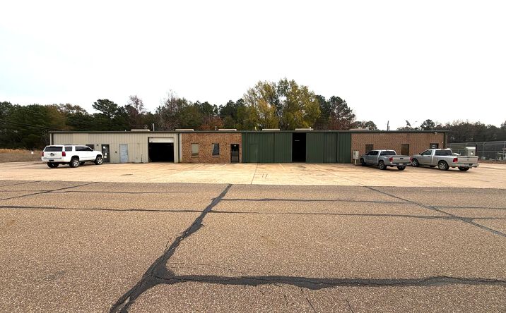 Pictures of Industrial, Office, Retail property located at 119 Plaza W, Texarkana, TX 75501 for lease - image #1