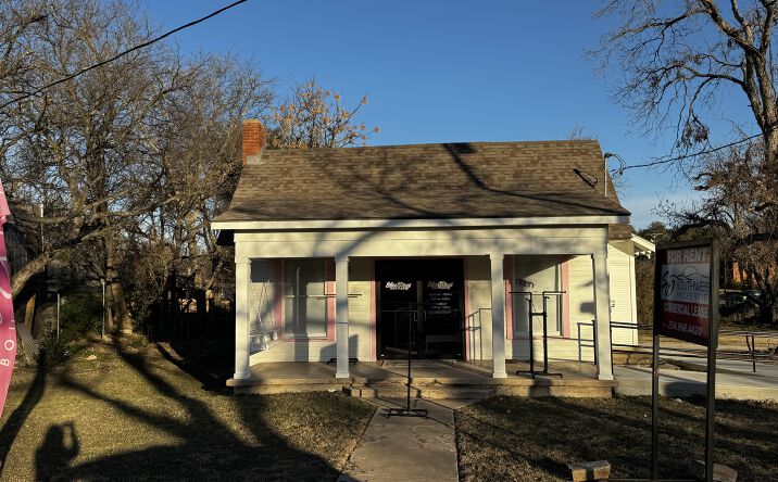 Pictures of Retail, Office, Special Purpose property located at 647 W Washington St, Stephenville, TX 76401 for lease - image #1
