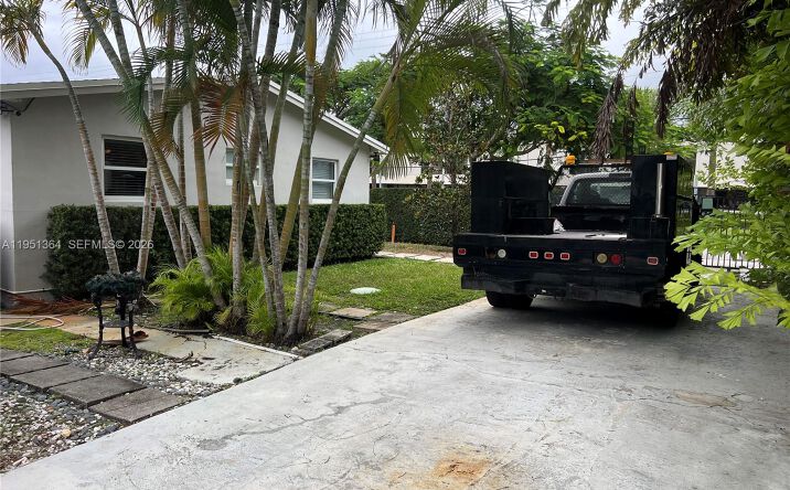 Pictures of Industrial, Office property located at 4250 SW 71st Ave, Miami, FL 33155 for lease - image #1