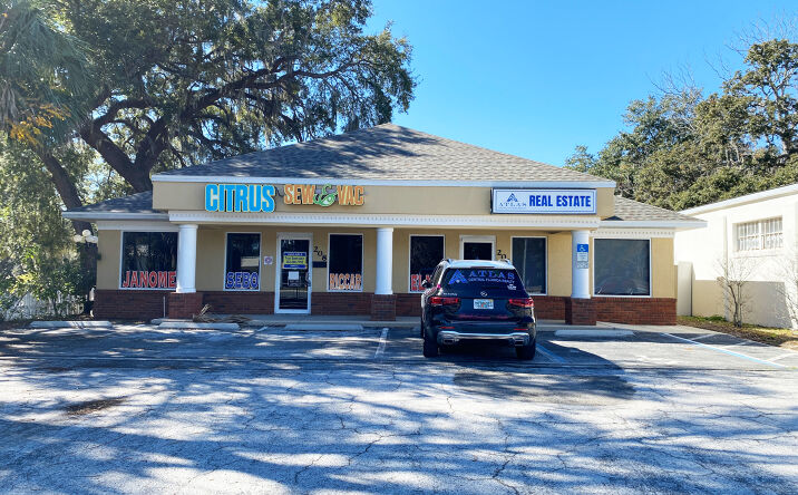 Pictures of Retail, Office property located at 208 S Hwy 27/441, Lady Lake, FL 32159 for lease - image #1