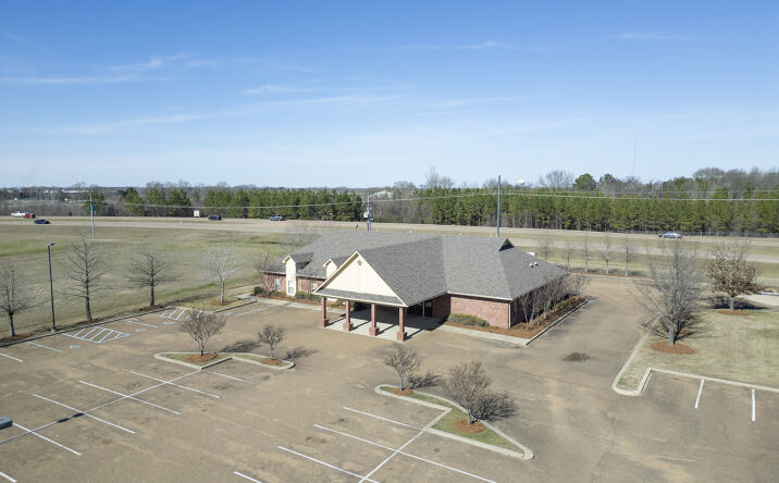Pictures of Office property located at 112 S Lake Cir, Canton, MS 39046 for lease - image #1