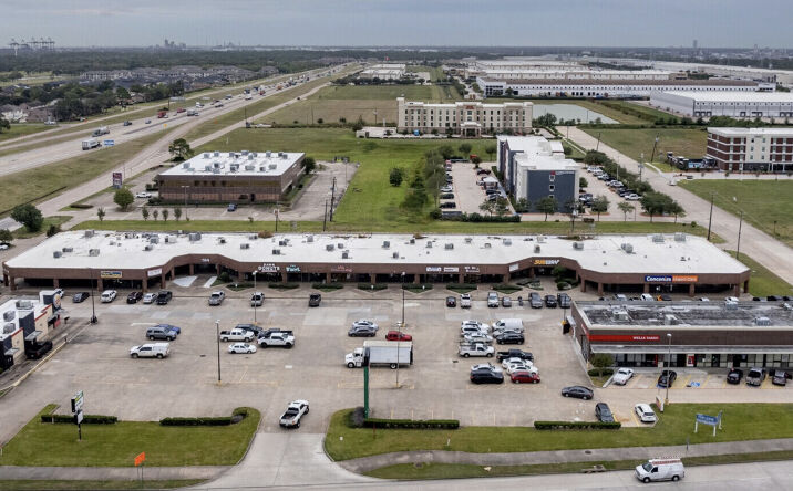 Pictures of Retail property located at 1307 W Fairmont Pkwy, La Porte, TX 77571 for lease - image #1