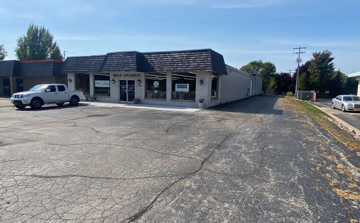 Pictures of Retail property located at 2242 S Ridge Rd, Green Bay, WI 54304 for lease - image #1