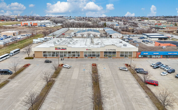 Pictures of Retail property located at 10121 Hickman Rd, Urbandale, IA 50322 for lease - image #1