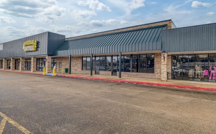 Pictures of Retail property located at 2031 E Madison Ave, Bastrop, LA 71220 for lease - image #1