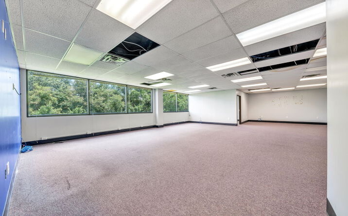 Pictures of Office property located at 5500 Steubenville Pike, McKees Rocks, PA 15136 for lease - image #1