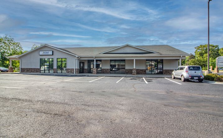 Pictures of Retail, Restaurant property located at 285 N Main St, Troutman, NC 28166 for lease - image #1