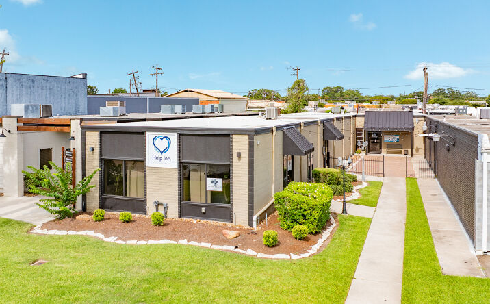 Pictures of Special Purpose, Retail, Office property located at 127 Circle Way St, Lake Jackson, TX 77566 for lease - image #1