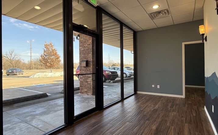 Pictures of Retail, Office property located at 8444 NW 39th Expy, Bethany, OK 73008 for lease - image #1