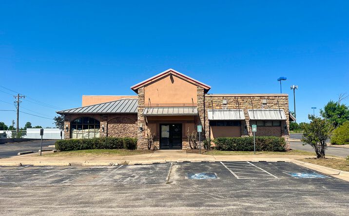Pictures of Retail property located at 2601 S Broadway, Edmond, OK 73013 for lease - image #1
