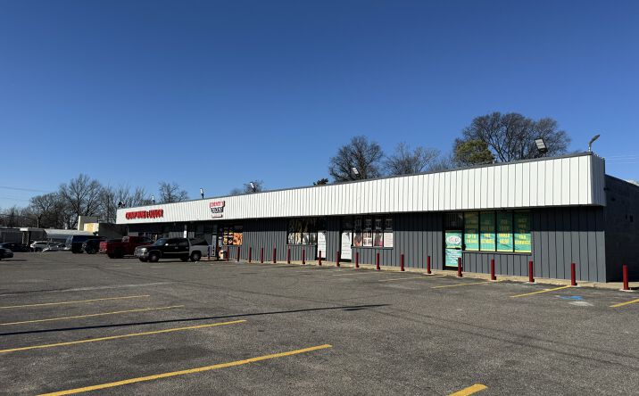 Pictures of Retail property located at 938 E E.H.Crump Blvd, Memphis, TN 38104 for lease - image #1