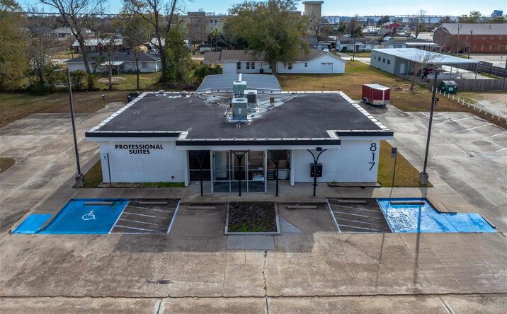 Pictures of Office property located at 817 Mckinley Street 7, Westlake, LA 70669 for lease - image #1