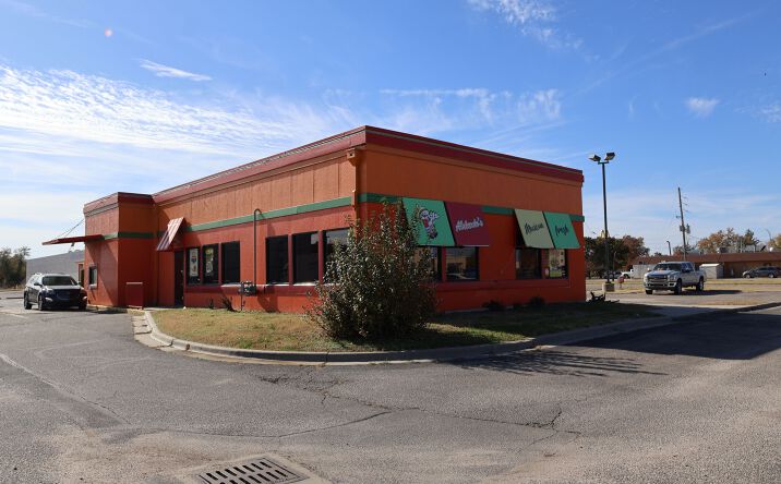 Pictures of Restaurant property located at 1405 E 11th Ave, Hutchinson, KS 67501 for lease - image #1