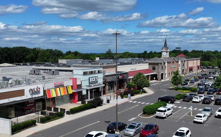 Pictures of Retail property located at 230 Montgomery Mall, North Wales, PA 19454 for lease - image #1