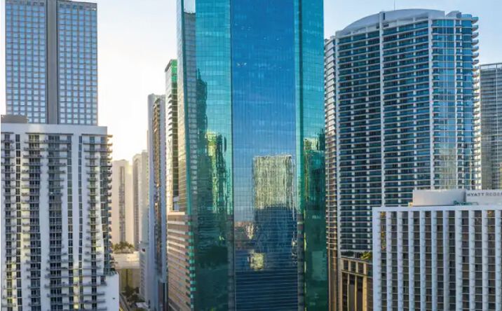 Pictures of Office property located at 333 SE 2nd Ave, Miami, FL 33131 for lease - image #1