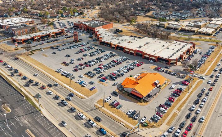 Pictures of Retail property located at 8228 E 61st St, Tulsa, OK 74133 for lease - image #1