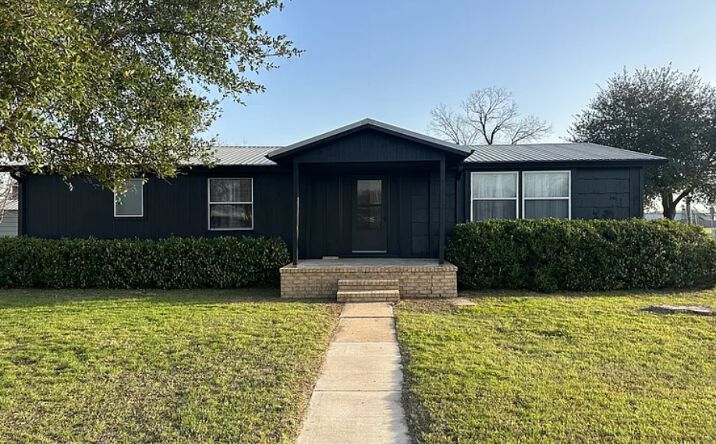 Pictures of Retail, Office, Restaurant property located at 901 College St, Bastrop, TX 78602 for lease - image #1