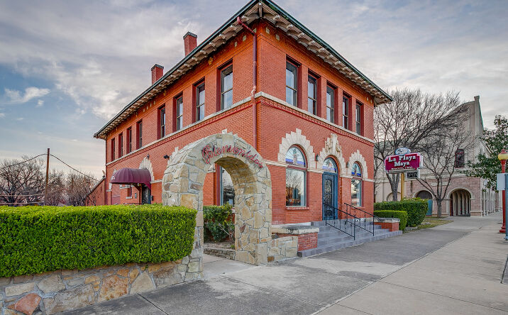 Pictures of Retail, Restaurant property located at 1540 N Main St, Fort Worth, TX 76164 for lease - image #1