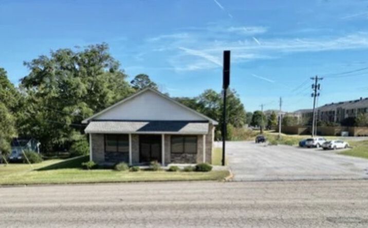 Pictures of Office, Retail, Restaurant property located at 604 S George Wallace Dr, Troy, AL 36081 for lease - image #1