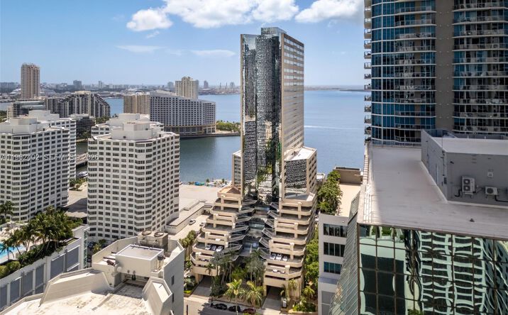Pictures of Office property located at 1001 Brickell Bay Dr # 2112, Miami, FL 33131 for lease - image #1