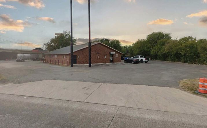 Pictures of Retail property located at 5521 I-10, San Antonio, TX 78219 for lease - image #1