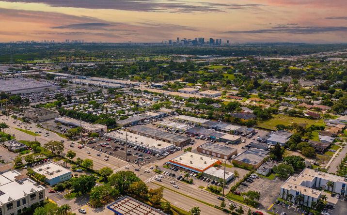 Pictures of Retail property located at 2300 - 2350 W Oakland Park Blvd, Oakland Park, FL 33311 for lease - image #1