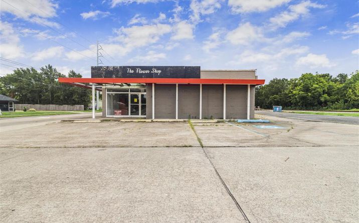 Pictures of Office, Retail property located at 2001 Enterprise Blvd, Lake Charles, LA 70601 for lease - image #1