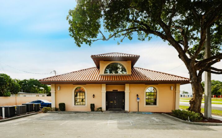 Pictures of Office property located at 2100 N Dixie Hwy, Boca Raton, FL 33431 for lease - image #1
