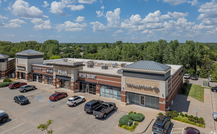 Pictures of Retail property located at 941 W I- 35 Frontage Rd, Edmond, OK 73034 for lease - image #1