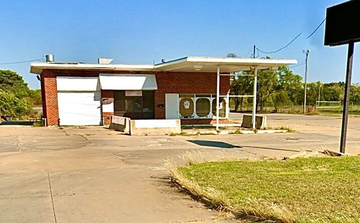 Pictures of Retail property located at 3840 SW Topeka Blvd, Topeka, KS 66609 for lease - image #1