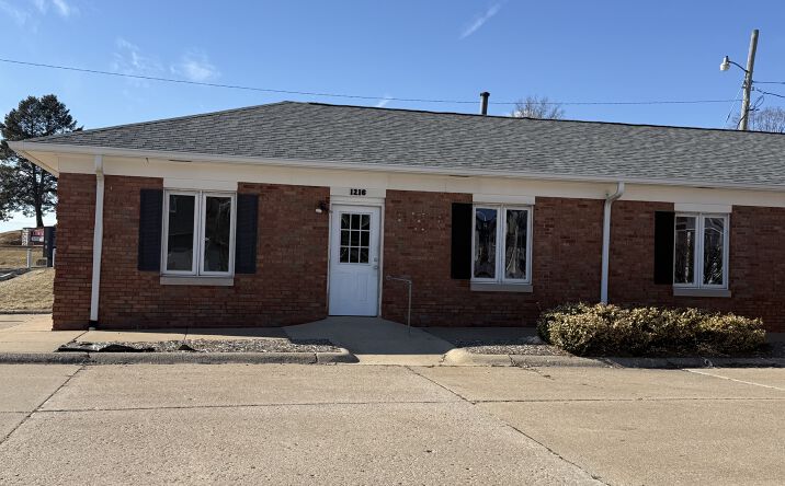 Pictures of Retail, Office property located at 1216 E 37th St, Davenport, IA 52807 for lease - image #1