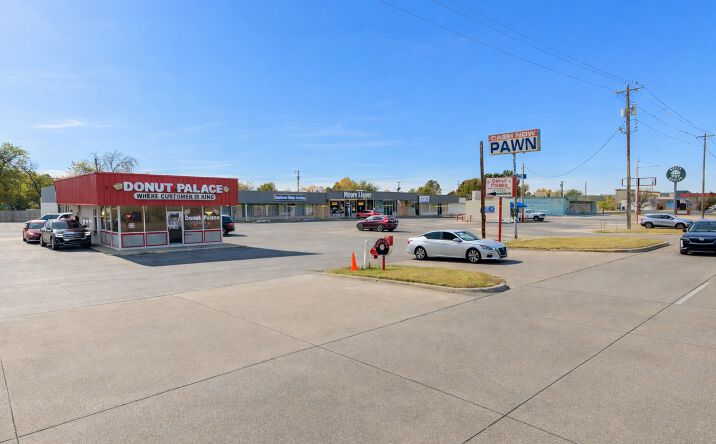 Pictures of Retail property located at 924 SW 4th St, Moore, OK 73160 for lease - image #1