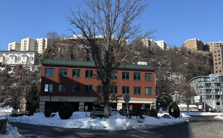 Pictures of Office property located at 2 Pembroke Pl, Edgewater, NJ 07020 for lease - image #1