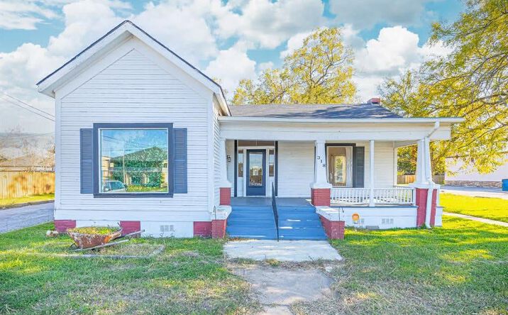 Pictures of Retail, Office, Restaurant property located at 318 E Washington Ave, Navasota, TX 77868 for lease - image #1