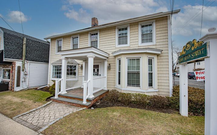Pictures of Office property located at 206 E Main Street Upper Left, Babylon, NY 11702 for lease - image #1