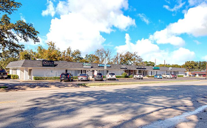 Pictures of Retail, Office, Special Purpose property located at 1012 N Davis Dr, Arlington, TX 76012 for lease - image #1