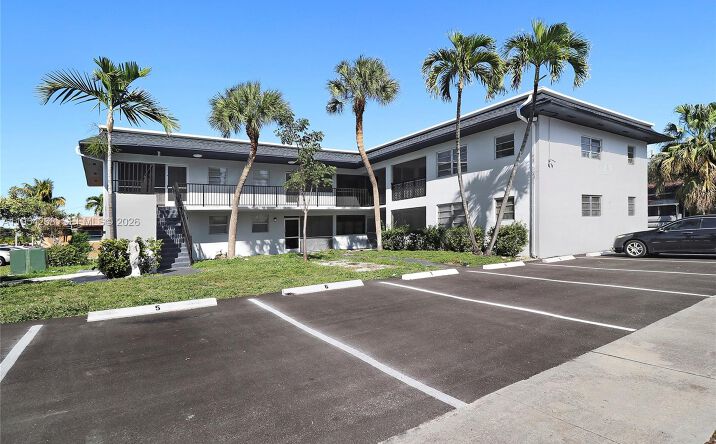 Pictures of Retail property located at 133 SE 4th Ave, Hallandale Beach, FL 33009 for lease - image #1