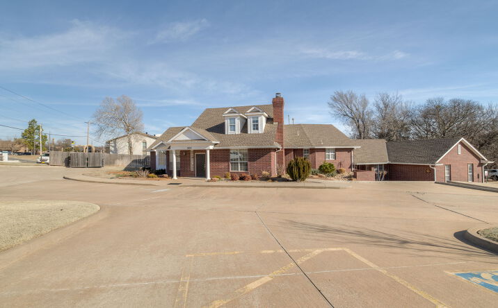Pictures of Office property located at 201 E 10th Street Plaza, Edmond, OK 73034 for lease - image #1