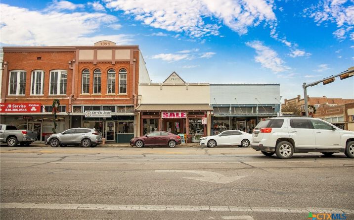 Pictures of Retail property located at 112 E Court St, Seguin, TX 78155 for lease - image #1