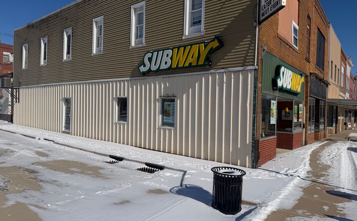 Pictures of Restaurant, Retail property located at 17 E Fort St, Farmington, IL 61531 for lease - image #1