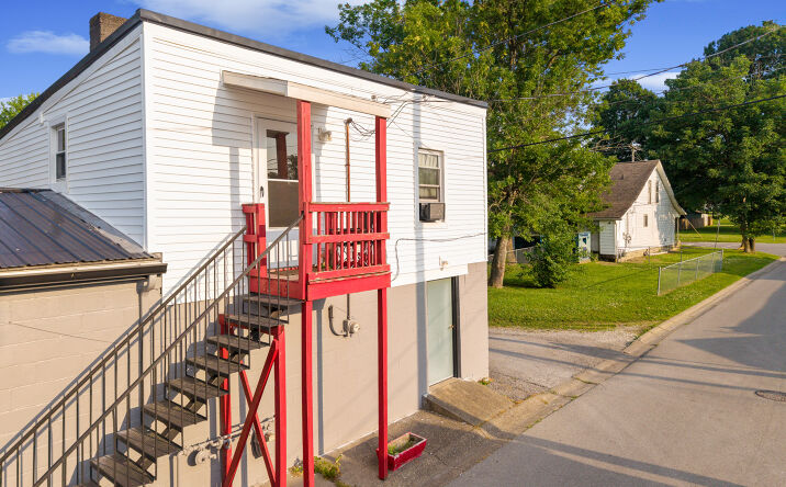 Pictures of Retail property located at 1945 Indiana Ave, New Albany, IN 47150 for lease - image #1