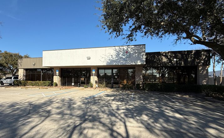 Pictures of Office property located at 913 N Nova Rd, Holly Hill, FL 32117 for lease - image #1