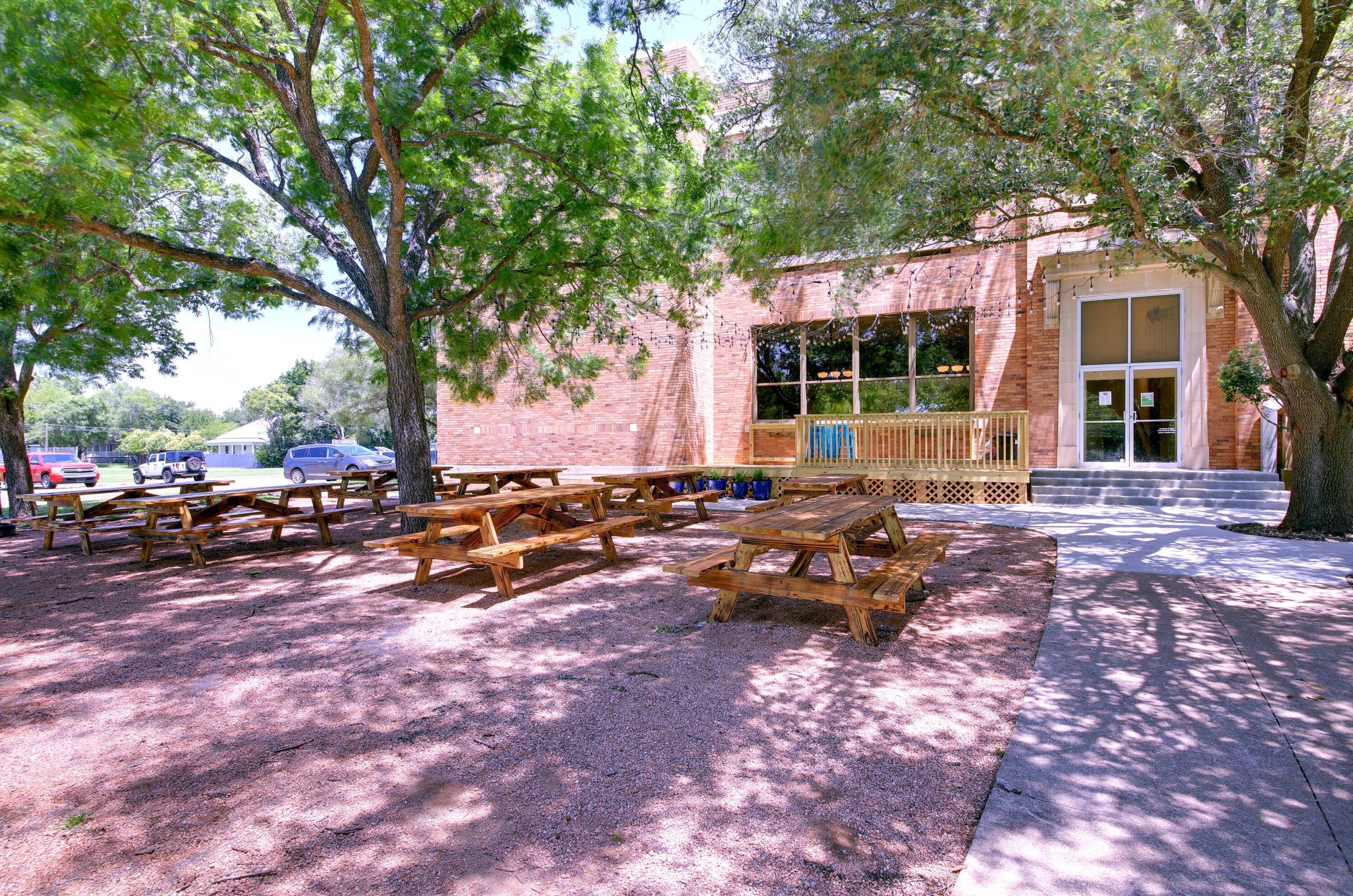 410 W 7th St, Taylor, TX 76574