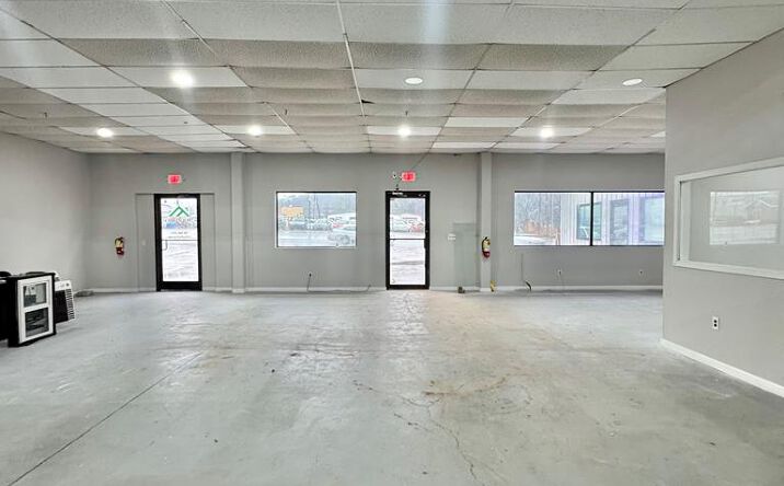 Pictures of Retail, Office, Restaurant property located at 1018 N Glenwood Ave, Dalton, GA 30721 for lease - image #1