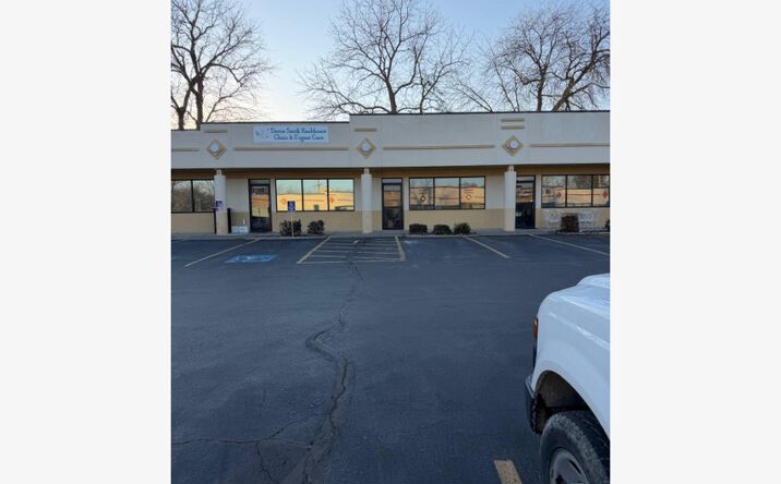 Pictures of Office property located at 401 Galaxie Ave, Harrisonville, MO 64701 for lease - image #1