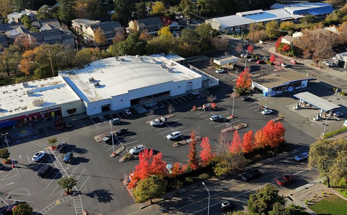 Pictures of Retail property located at 525 Healdsburg Ave, Healdsburg, CA 95448 for lease - image #1